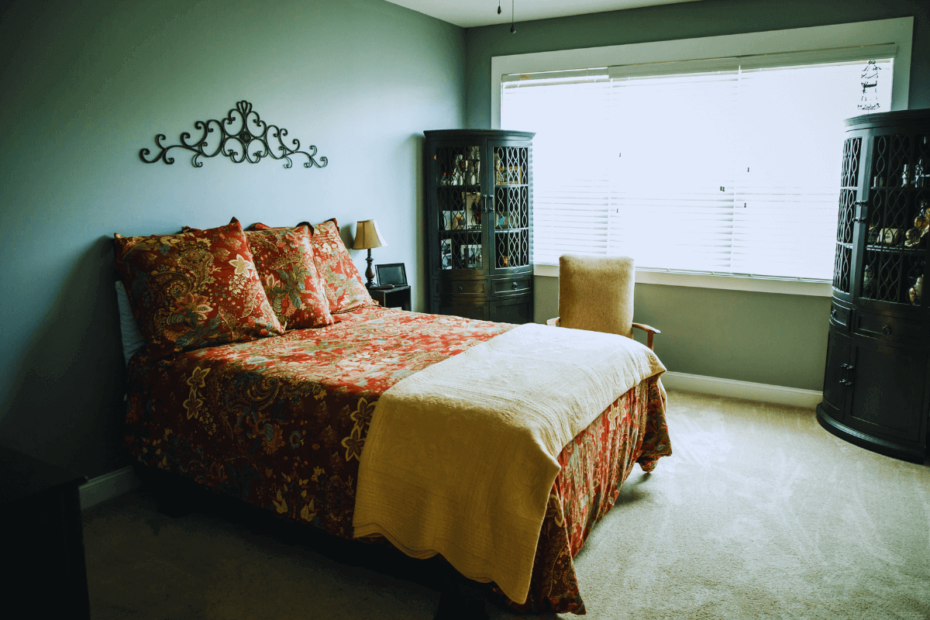 inviting-minimalism-guest-bedroom-design-for-small-spaces