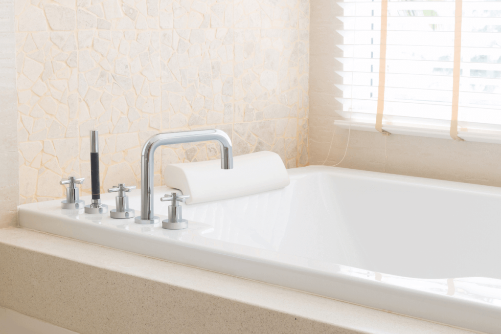 Freestanding-Bathtubs-as-Artistic-Centerpieces